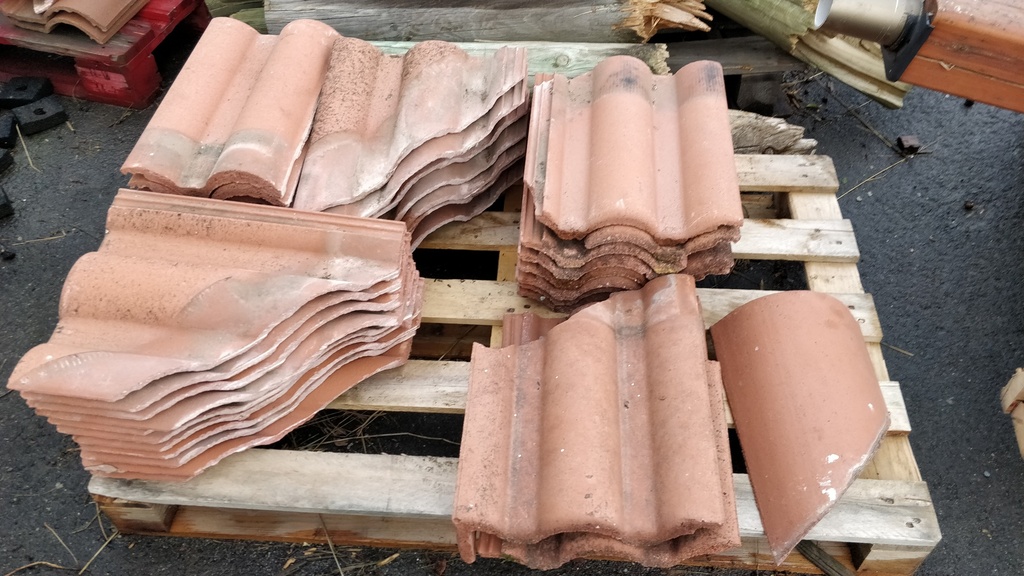 Tuile cassée pour paillage