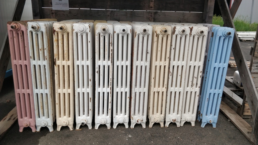 Radiateur à eau fonte 4 colonnes avec pieds (L:0.28m x h:0.87m)