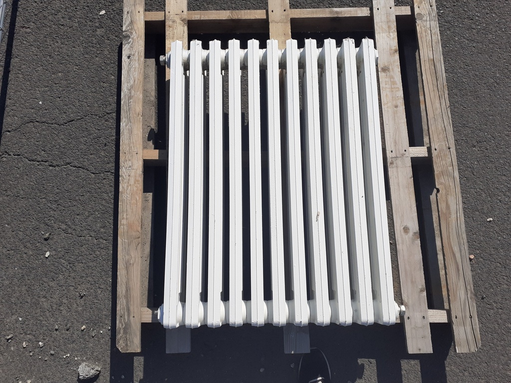 Radiateur à eau fonte 4 colonnes sans pieds (L:0.24m x h:0.88m)