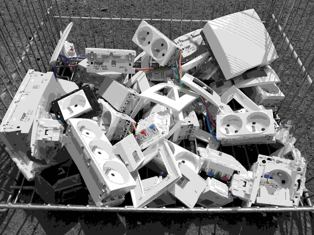 Bloc triple prise et interrupteur divers encastrable