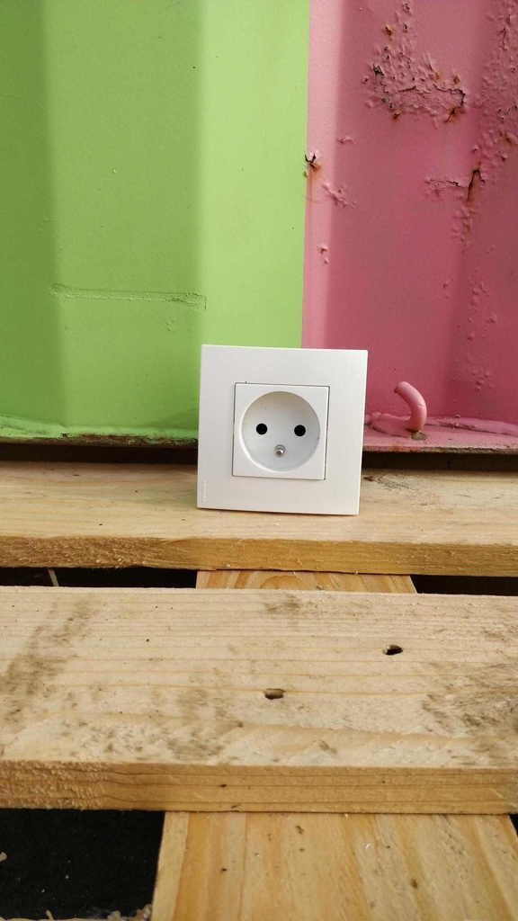 Prise simple avec terre