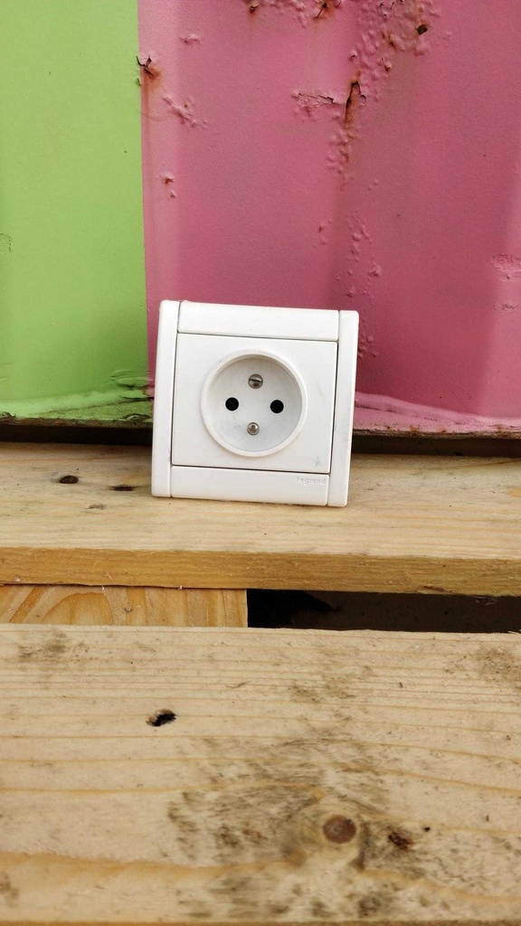 Prise simple avec terre