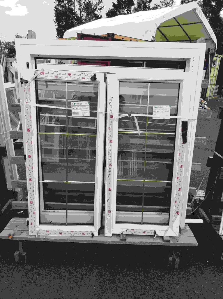 Fenêtre PVC 2 vantaux double vitrage blanche à carreaux laiton