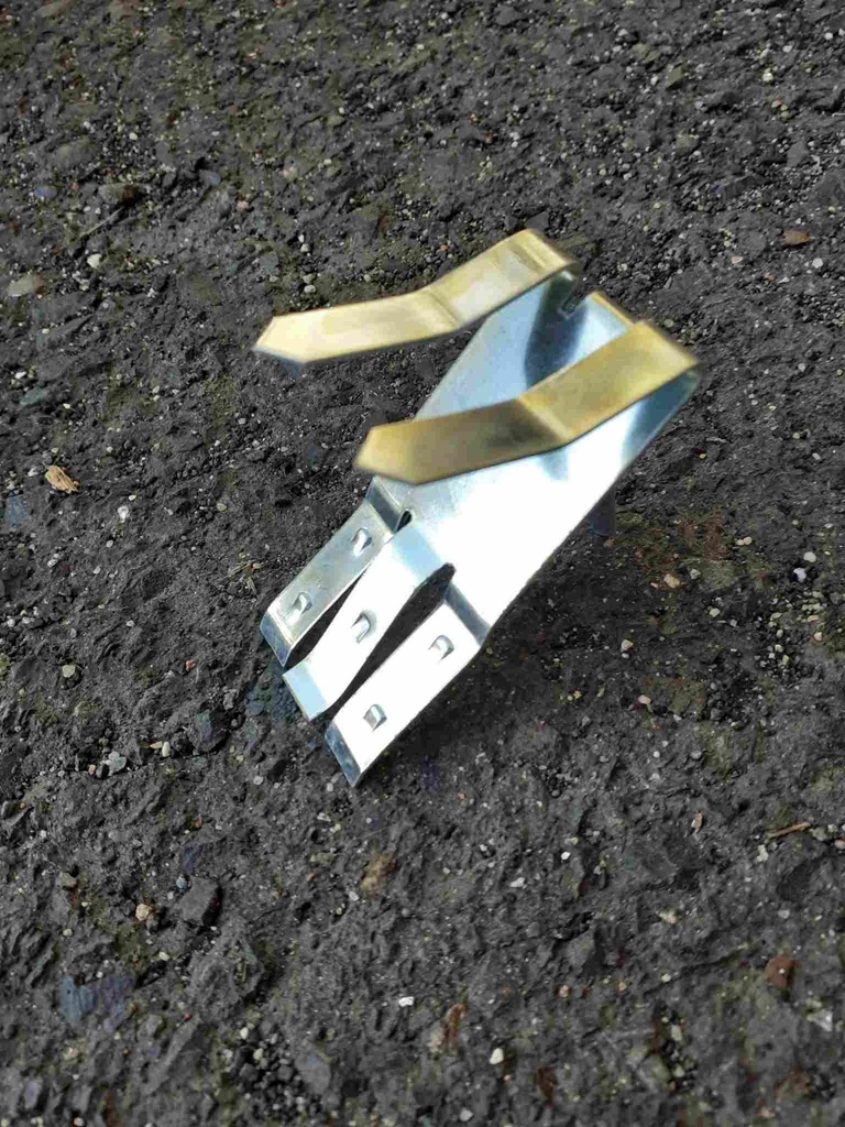 Agrafe pour cornières habillage