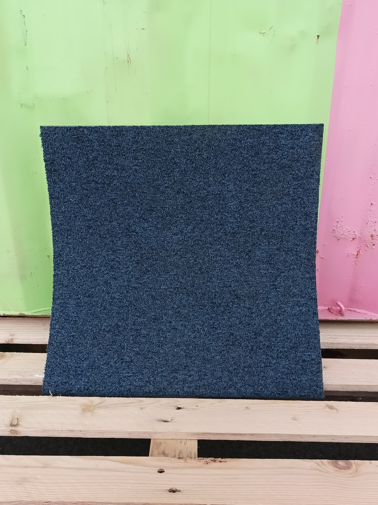 Dalle plombante de moquette bleue foncée moutonnée