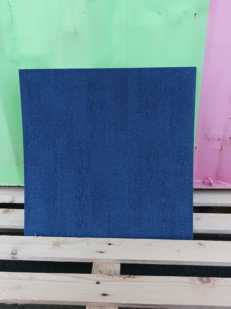 Dalle plombante de moquette bleue lisse