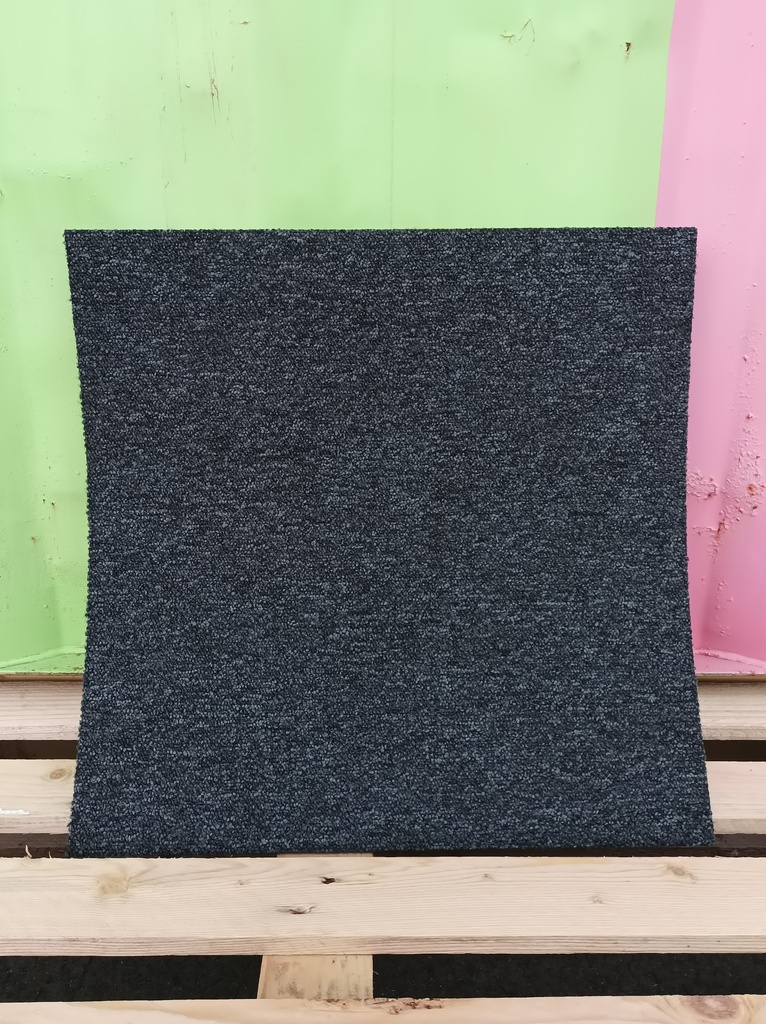 Dalle plombante de moquette grise foncée moutonnée