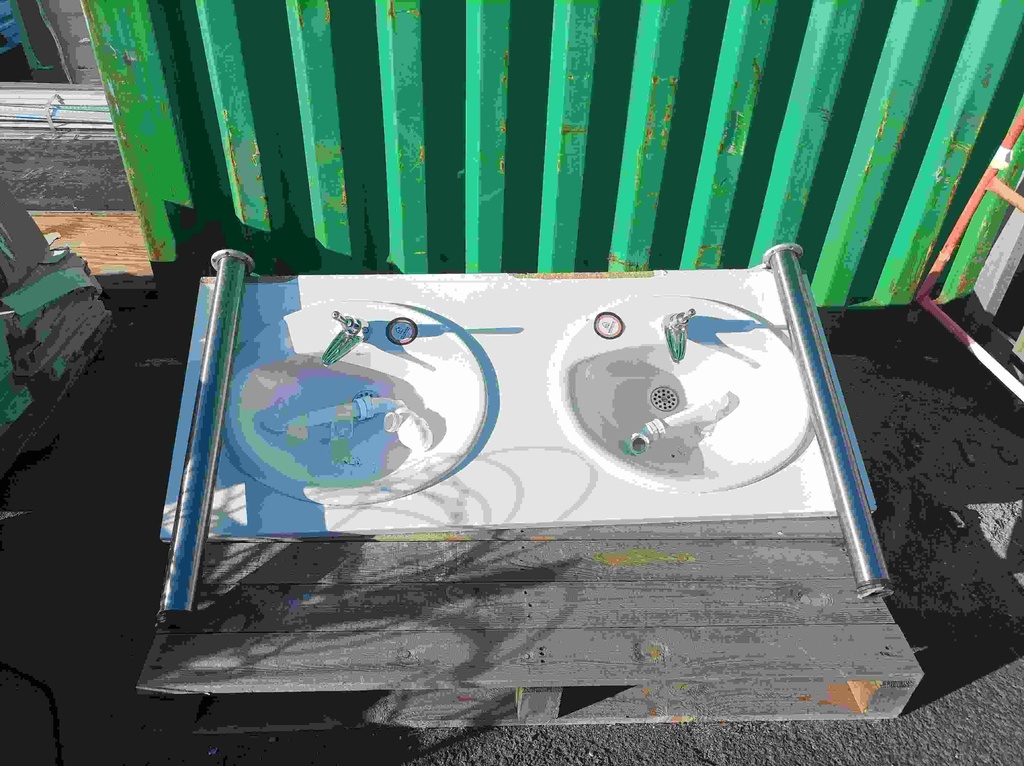 Double vasque sur pied avec robinetterie