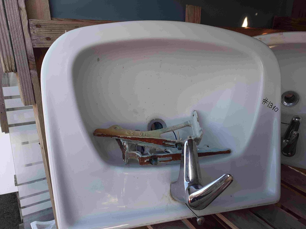 Lavabo a suspendre blanc avec robinetterie