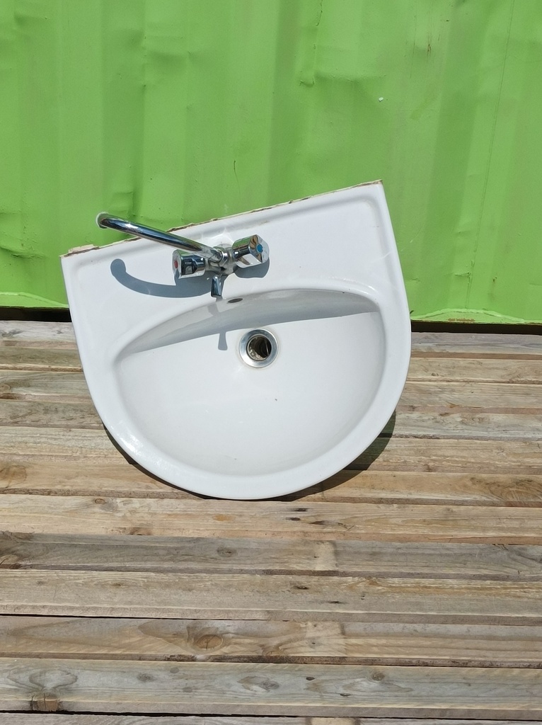Lavabo avec robinetterie