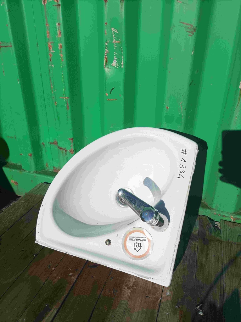 Lave-main avec robinetterie d'angle