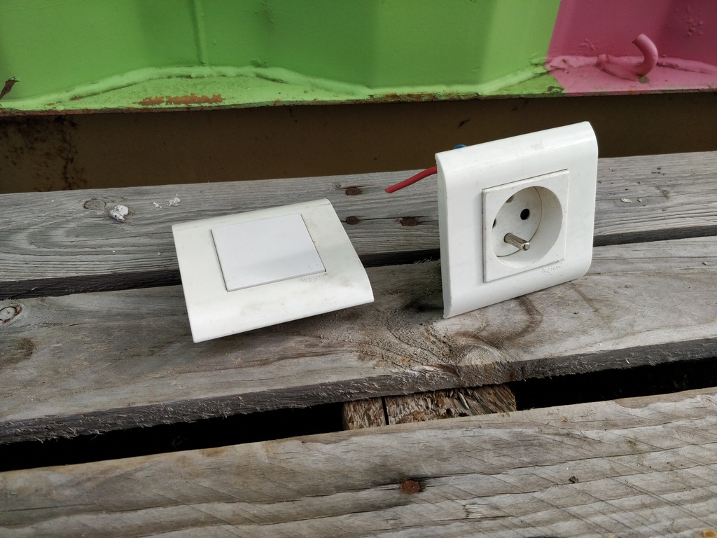 Prise avec terre Legrand