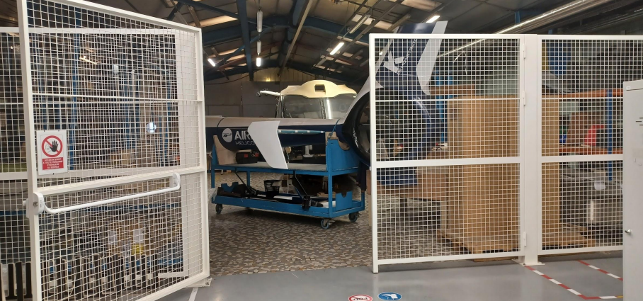 Portail grillagé blanc