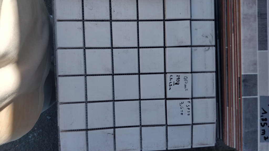 Lot 0,67m² faïence 4,9x4,9 