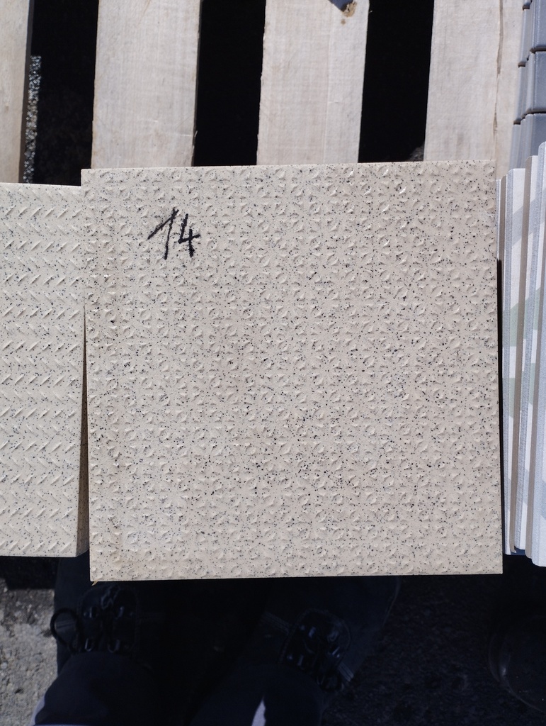 Lot 0.8m² carrelage 20x20cm (ép 14mm)