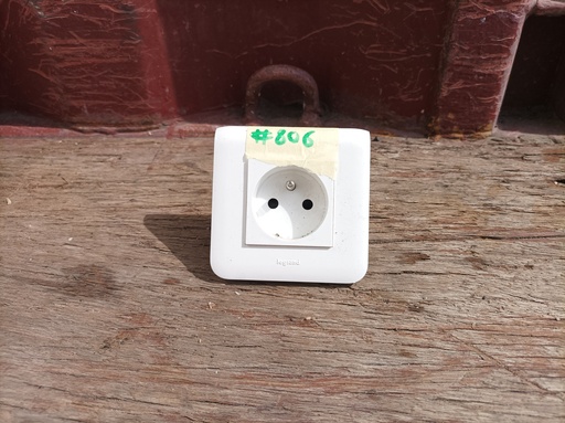[#806] Prise simple avec terre