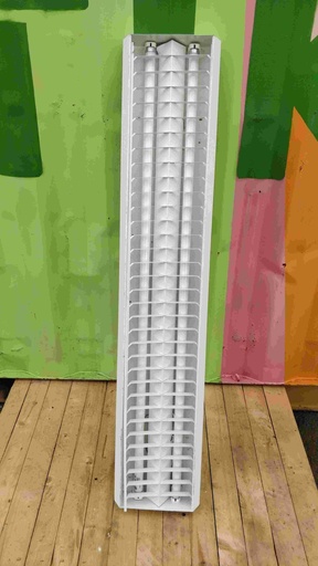 [#871] Luminaire long à grille 2 tubes à relamper (L:1.23m x h:0.24m)