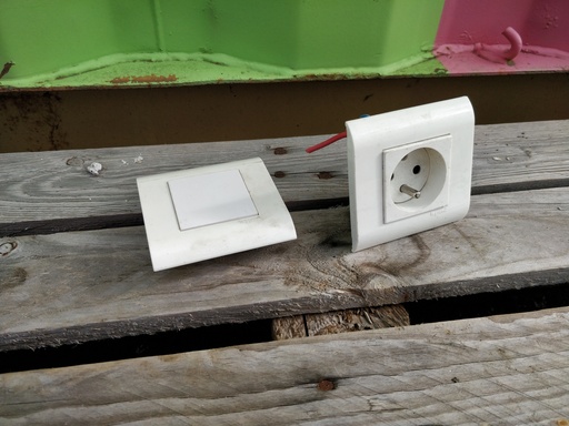 [260114CLFD021] Prise avec terre Legrand