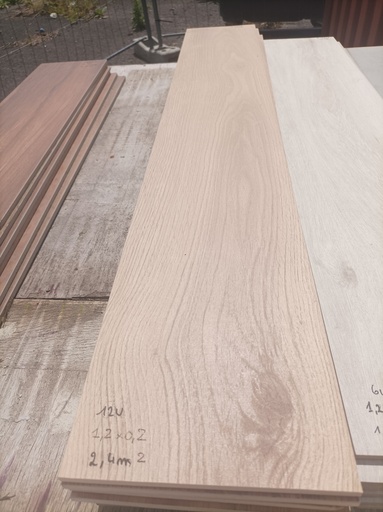 [CAP26] Lot 2,4m² carrelage 1,2x0.2